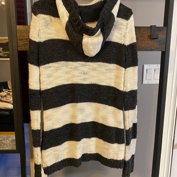 Size Medium Element Knit sweater. - Picture 3 of 3
